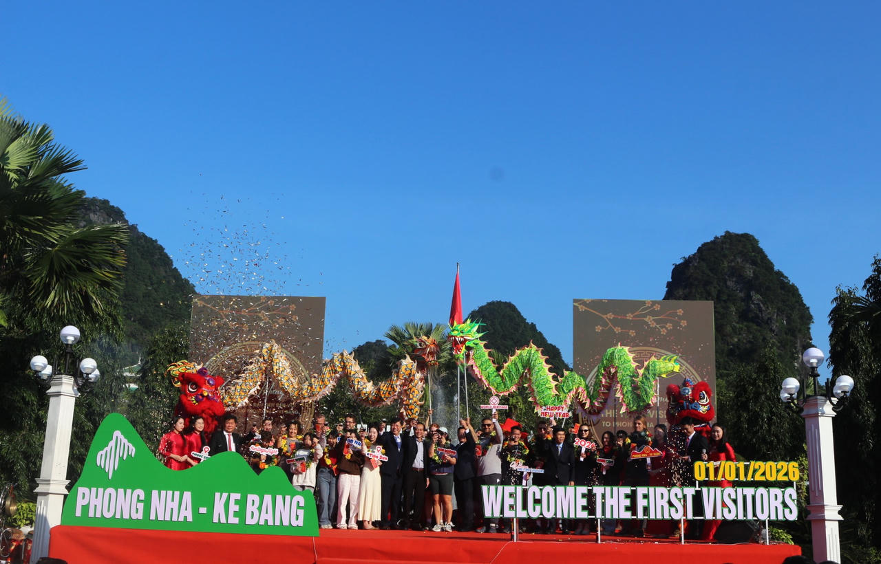 Du khách "xông đất" Phong Nha - Kẻ Bàng bày tỏ niềm vui, ấn tượng trước sự đón tiếp nồng hậu của địa phương.