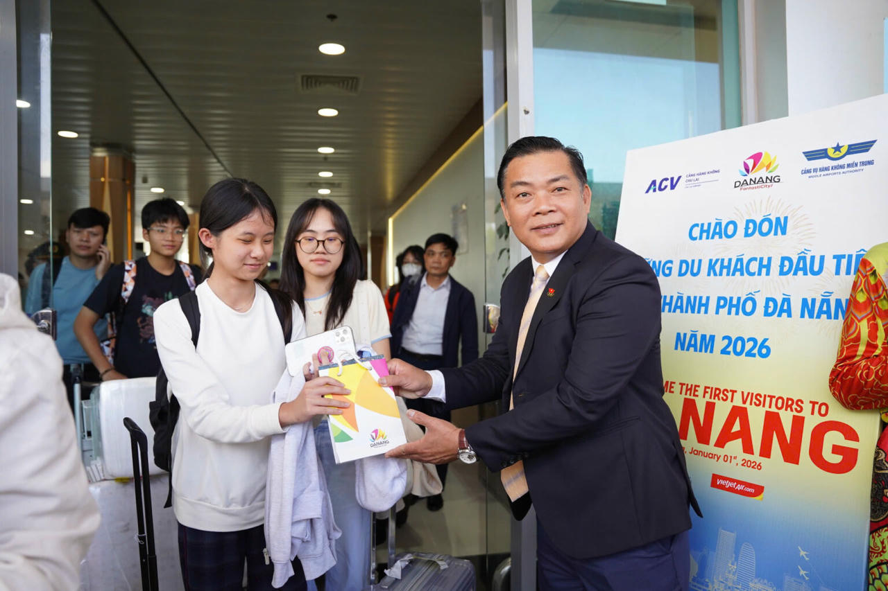 Phó Giám đốc&nbsp;Sở Văn hóa, Thể thao và Du lịch Đà Nẵng Tào Viết Hải tặng quà chào năm mới cho những vị khách đầu tiên đặt chân đến sân bay Chu Lai.&nbsp;