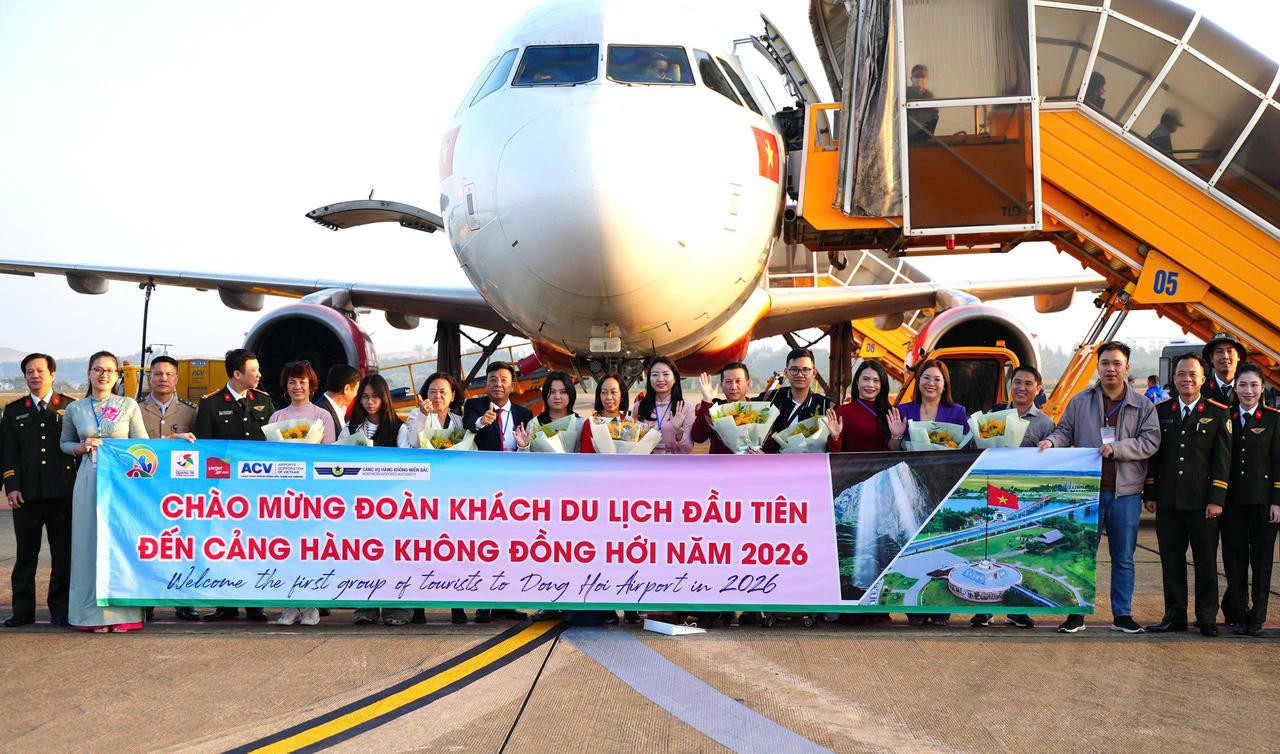 Đại diện Sở Văn hóa, Thể thao và Du lịch, Hiệp hội Du lịch và Cảng hàng không Đồng Hới đón đoàn du khách tại sân bay trong ngày đầu năm 2026.. 