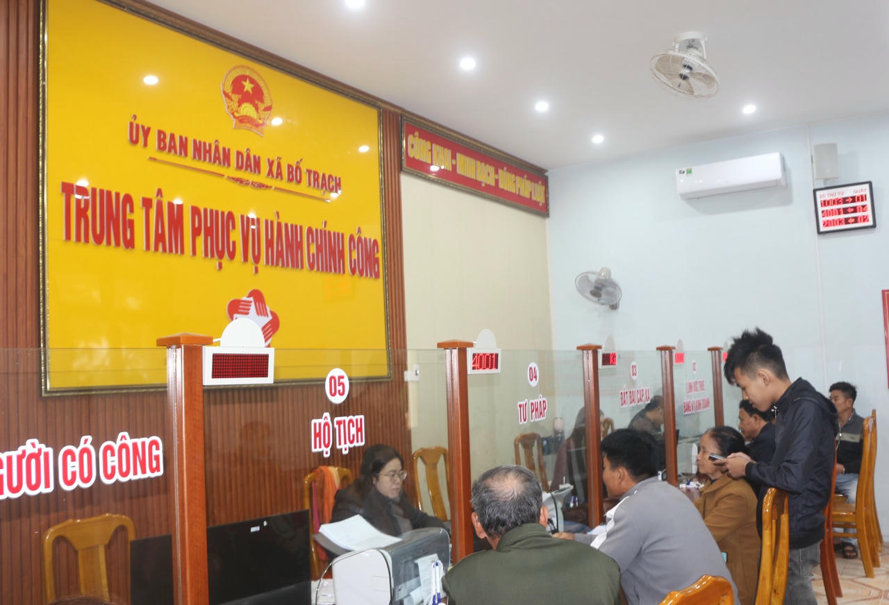 Người dân giải quyết thủ tục hành chính tại Trung tâm Phục vụ hành chính công xã Bố Trạch.
