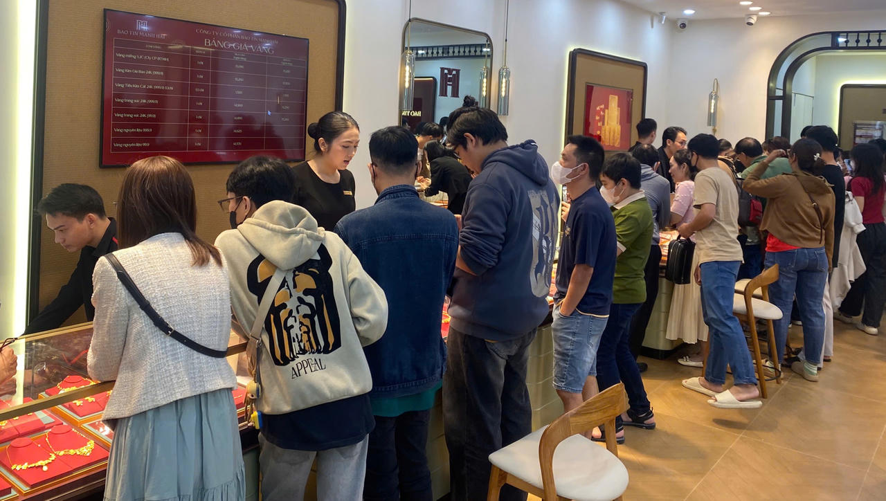Khách hàng tại Thành phố Hồ Chí Minh quan tâm đến sản phẩm của Bảo Tín Mạnh Hải (ảnh BTNH)