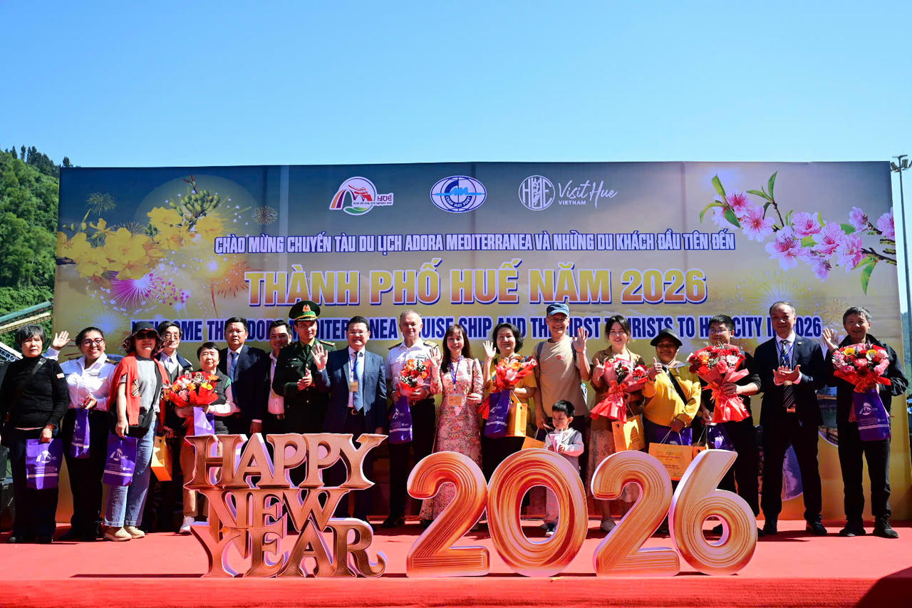 Lãnh đạo thành phố Huế và các đơn vị chụp ảnh kỷ niệm cùng du khách trên tàu&nbsp;du lịch có tên ADORA MEDITERRANEA, quốc tịch BAHAMAS cập cảng Chân Mây vào trưa ngày 01/1/2026.