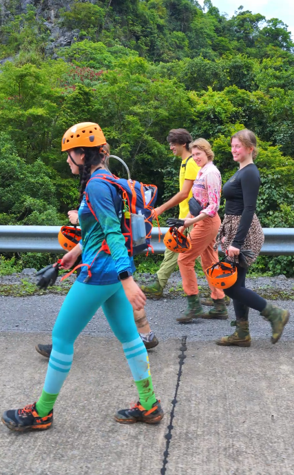 Nữ hướng dẫn viên nhanh nhẹn dẫn đoàn. Ảnh: Jungle Boss