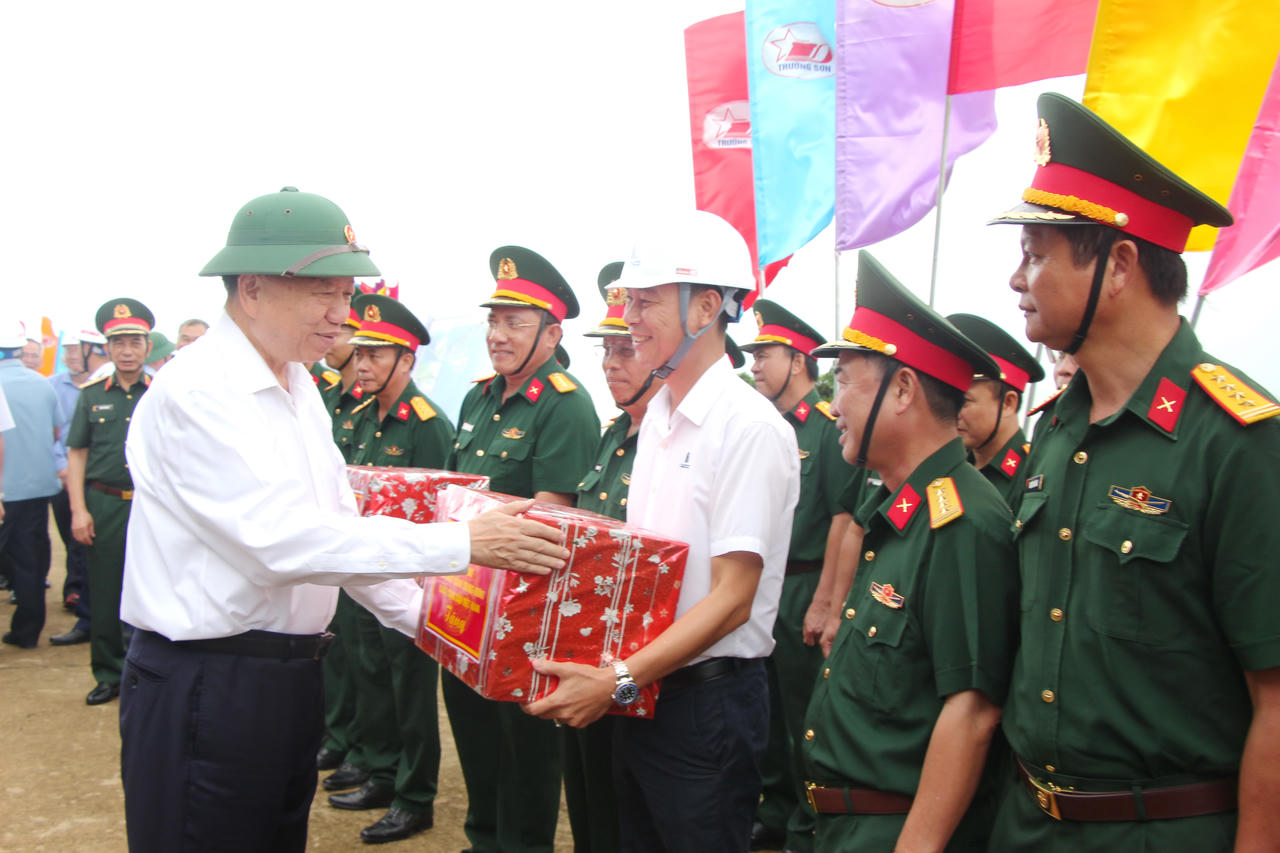 Tổng Bí thư Tô Lâm tặng quà các đơn vị thi công và công nhân, đồng thời kiểm tra tuyến đường vượt biển và Cảng tổng hợp lưỡng dụng Hòn Khoai.