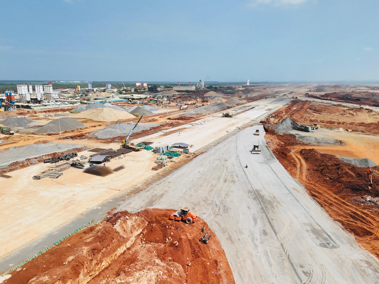 Khu vực đường cất hạ cánh thứ hai và sân đỗ tàu bay đang được đẩy nhanh thi công.