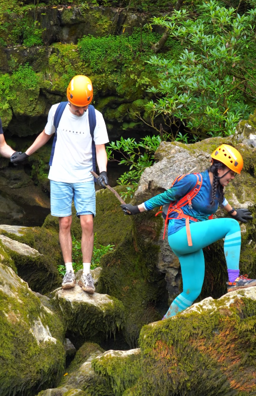 Nữ hướng dẫn viên cẩn thận hỗ trợ khách băng qua suối. Ảnh: Jungle Boss