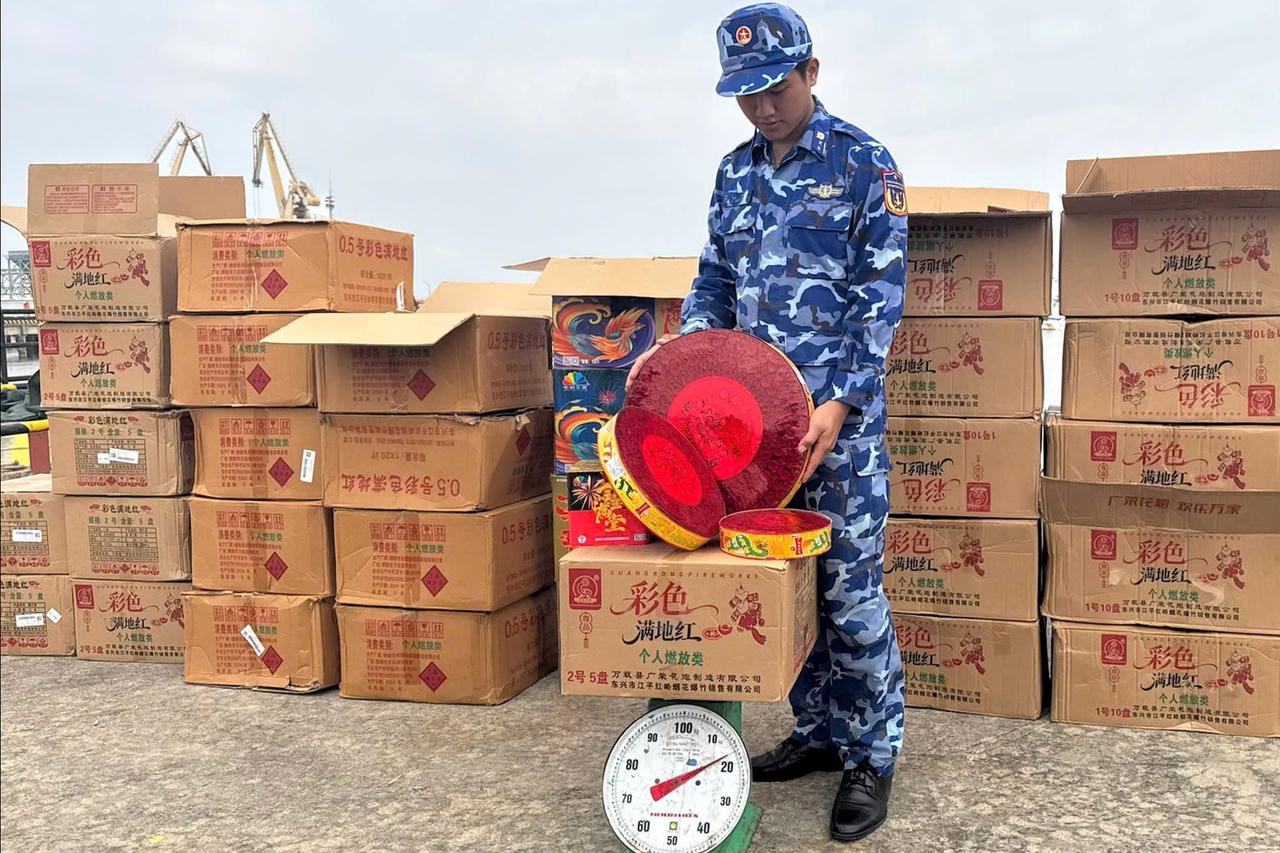 Cảnh sát biển phát hiện xuồng chở hơn 500kg nghi là pháo nổ 