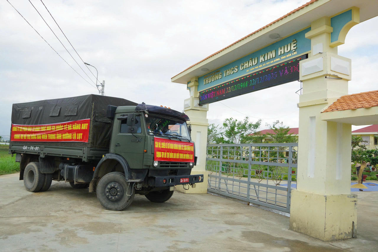 Chuyến xe của Sư đoàn 372 chở các phần quà trao tặng nhân dân tại xã Tuy An Đông, tỉnh Đắk Lắk.