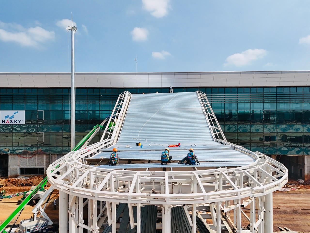 ại khu vực nhà ga hành khách là “trái tim” của dự án, nhiều mũi thi công đang triển khai đồng loạt.<div data-empty="true">. </div>