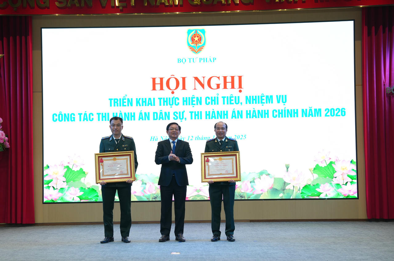 Phó Thủ tướng Chính phủ Hồ Quốc Dũng trao Huân chương Hạng 3 cho các tập thể có thành tích xuất sắc