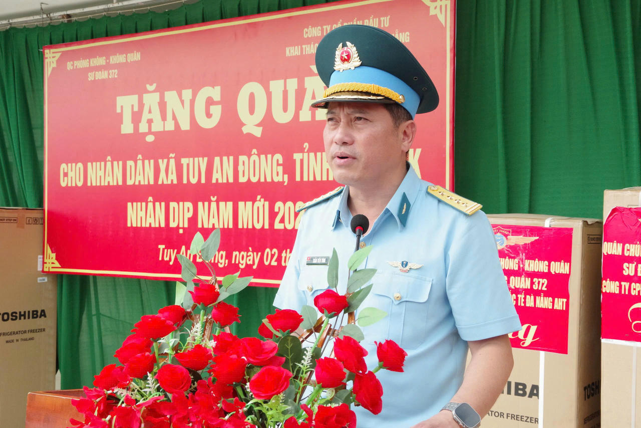 Đại tá Trần Tiến Tùng - Sư đoàn trưởng Sư đoàn 372 phát biểu trao quà tặng nhân dân.