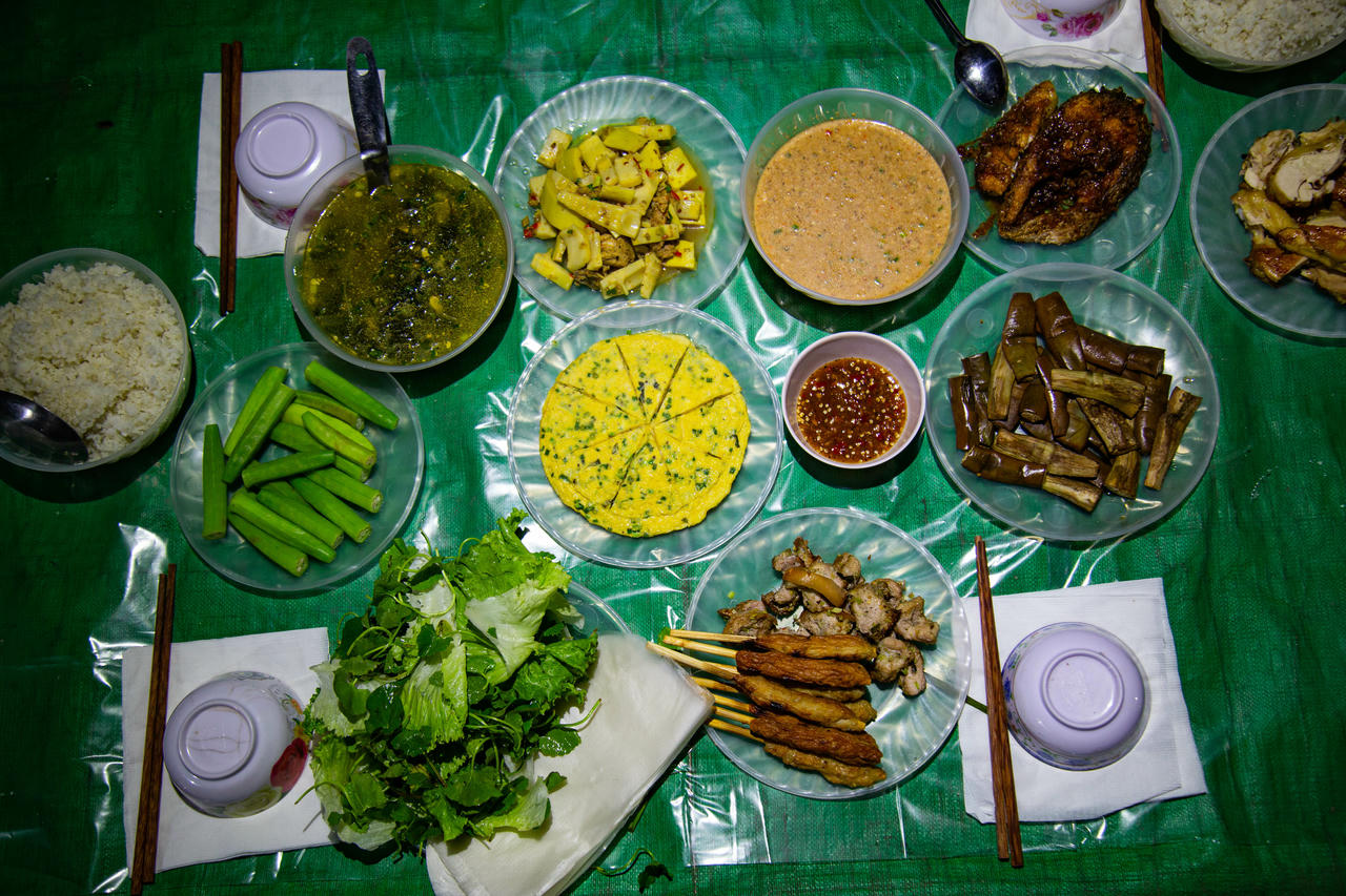 Bữa tối đầy đủ dinh dưỡng các món ăn địa phương quen thuộc được chế biến ngay tại bãi cắm trại. Ảnh: Jungle Boss