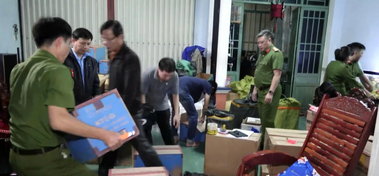 Một đối tượng trong đường dây ma túy bị bắt giữ cùng tang vật là súng và đạn.