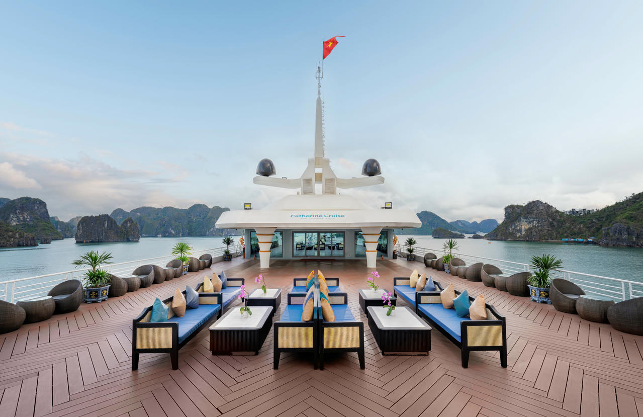 Nhiều sản phẩm du lịch như: các du thuyền phục vụ khách ăn tối trên tàu kín khách.