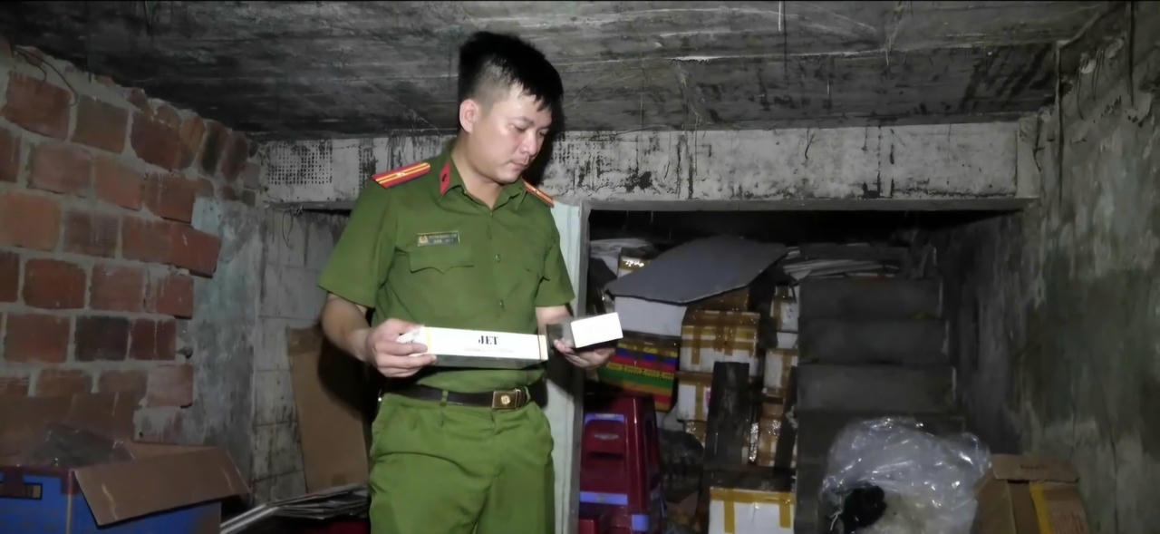 Lực lượng Công an Gia Lai kiểm đếm số lượng lớn thuốc lá lậu thu giữ được trong đợt cao điểm.