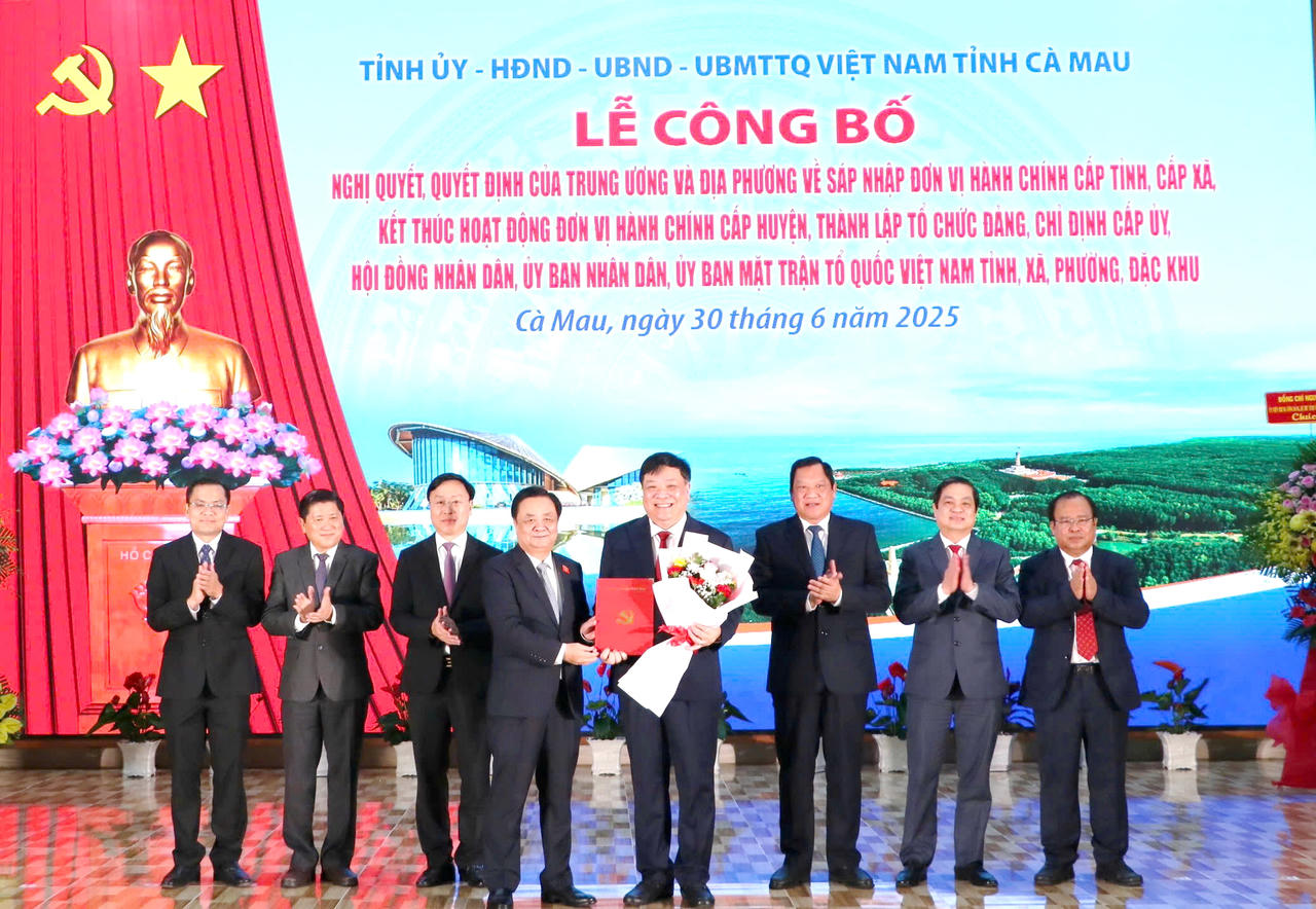 Phó Chủ tịch Quốc hội Lê Minh Hoan trao Quyết định của Thủ tướng Chính phủ về việc chỉ định Chủ tịch, Phó Chủ tịch UBND tỉnh Cà Mau (mới).