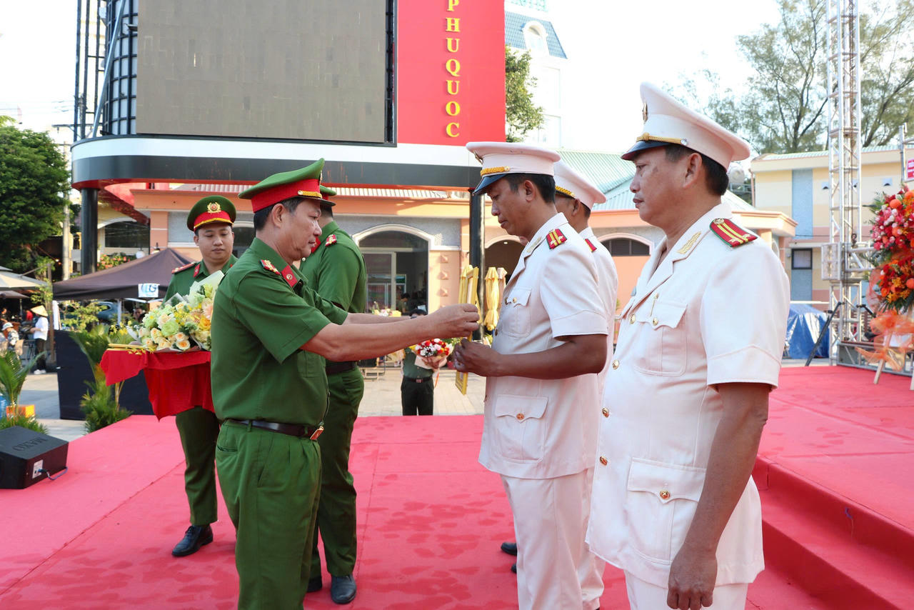 Công an tỉnh An Giang đã công bố và trao các quyết định liên quan đến việc tổ chức lực lượng của&nbsp;Trạm Cảnh sát giao thông tại Phú Quốc.
