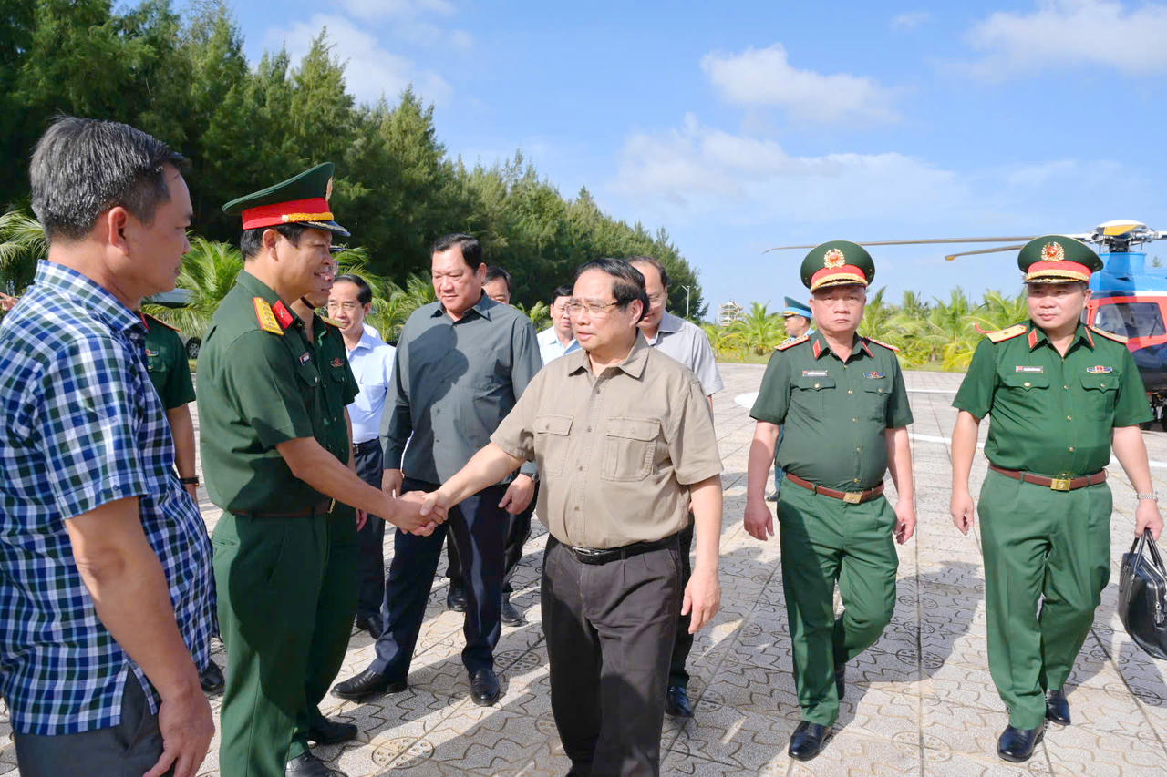 Thủ tướng Chính phủ Phạm Minh Chính kiểm tra tiến độ thi công dự án cao tốc Cà Mau - Đất Mũi và tuyến đường ra đảo Hòn Khoai. (Ảnh: Tâm Đông)