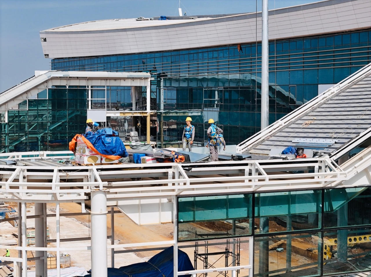 Đầu năm mới, hàng chục nghìn kỹ sư, công nhân tại công trường Long Thành vẫn làm việc ba ca, giữ tiến độ dự án.<div data-empty="true">. </div>