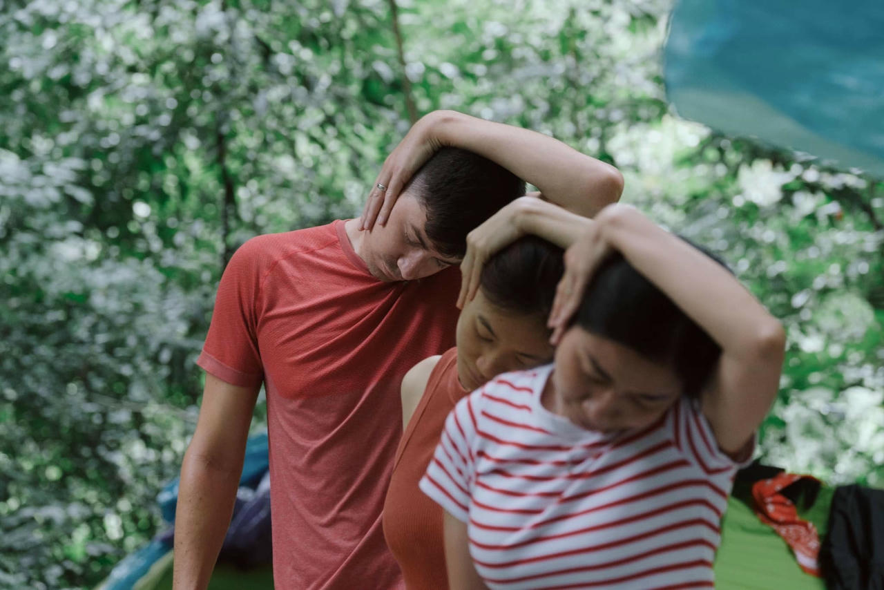 Du khách tập yoga giãn cơ tại bãi trại. Ảnh: Jungle Boss