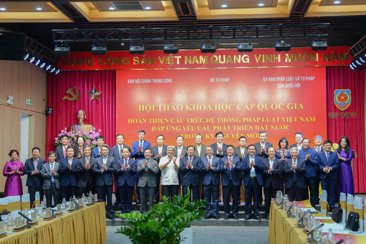 Trưởng Ban Nội chính TW Phan Đình Trạc, Phó Thủ tướng Chính phủ Lê Thành Long, Bộ trưởng Bộ Tư pháp Nguyễn Hải Ninh chụp ảnh lưu niệm cùng các đại biểu tham dự Hội thảo khoa học cấp quốc gia “Hoàn thiện cấu trúc hệ thống pháp luật Việt Nam đáp ứng yêu cầu phát triển đất nước trong kỷ nguyên mới”