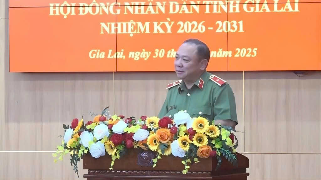 Thiếu tướng Lê Quang Nhân, Giám đốc Công an tỉnh Gia Lai phát biểu cảm ơn sự tín nhiệm của cử tri tại hội nghị.