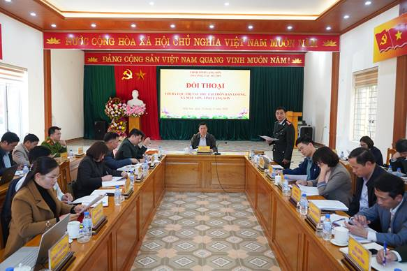 <i style="color: rgb(46, 46, 46); font-family: "Times New Roman", serif;">Đồng chí Phó Chủ tịch thường trực UBND tỉnh đối thoại với công dân</i>