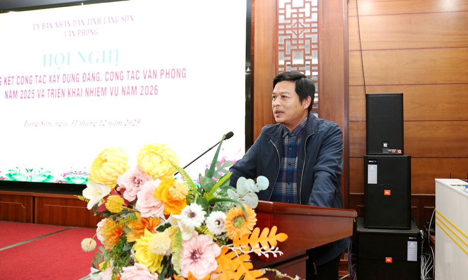 Lãnh đạo Trung tâm Thông tin phát biểu ý kiến tại hội nghị