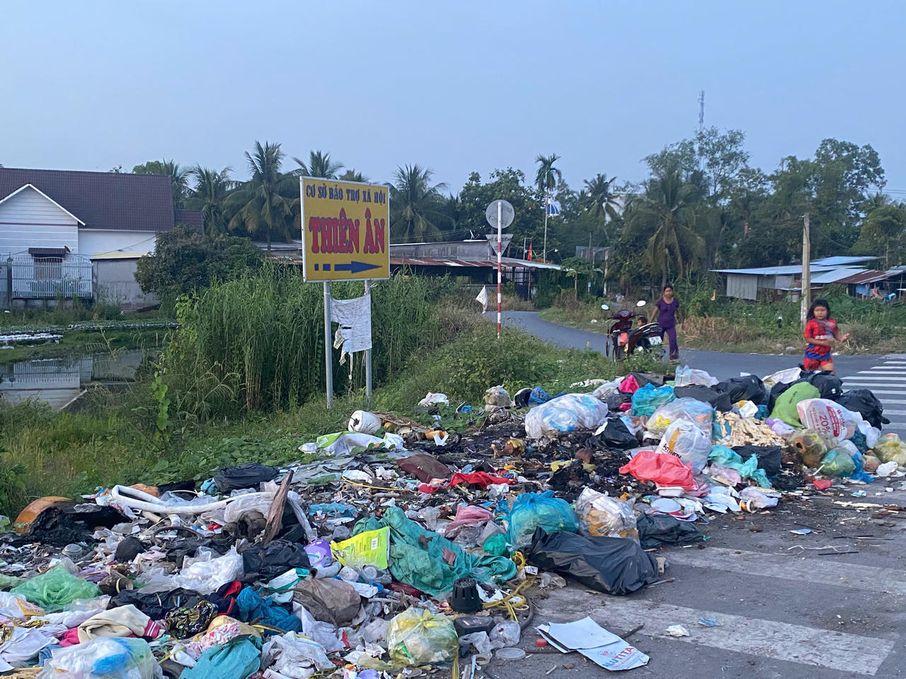 Một bãi rác trên đường Lê Phước Thọ (phường Long Tuyền)