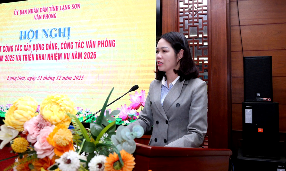 Đồng chí Nguyễn Thị Thuý, Phó Chánh Văn phòng UBND tỉnh phát biểu tại hội nghị