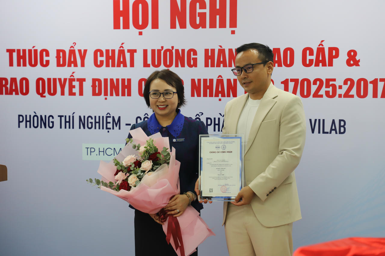 Ông Lê Doãn Phi – Chủ tịch Hội đồng Quản trị, đại diện cấp cao của Công ty Cổ phần Kiểm định VILAB (trái)