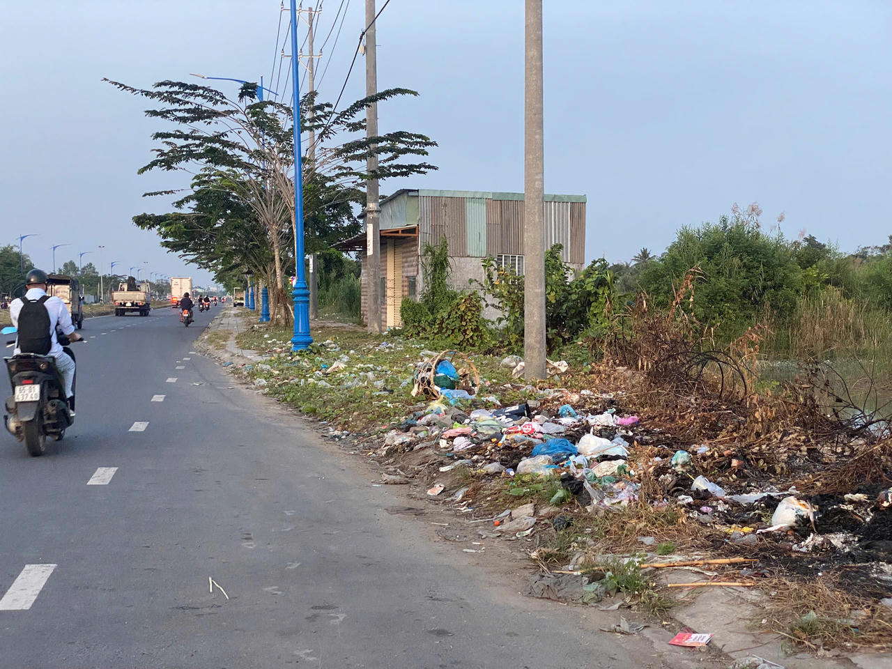 Trên đường Lê Phước Thọ (phường Long Tuyền) di chuyển khoảng vài trăm mét là thấy một bãi rác tự phát&nbsp;