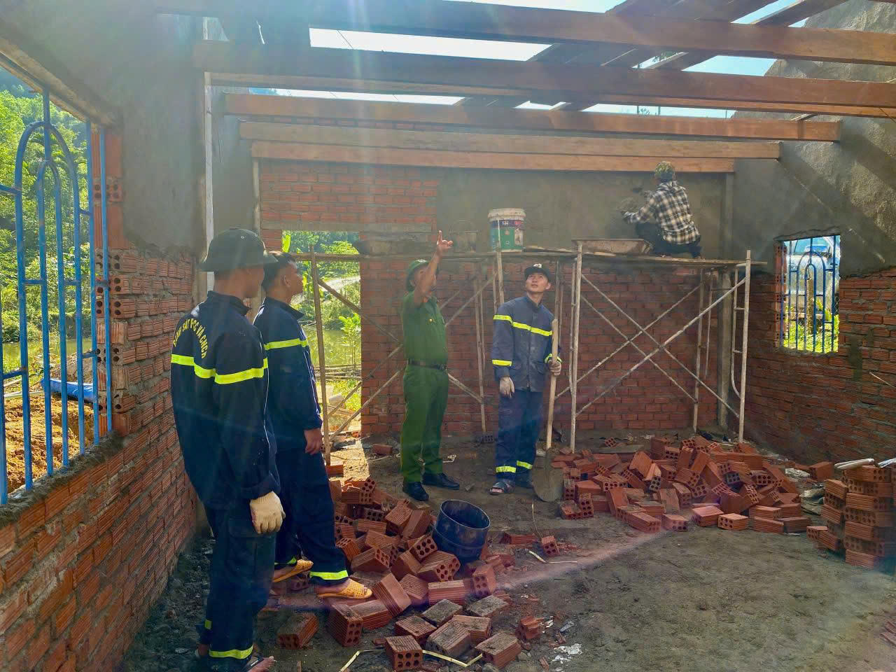 Cán bộ, chiến sĩ Công an cùng lực lượng tham gia bảo vệ an ninh, trật tự ở cơ sở kiểm tra, đôn đốc tiến độ xây dựng nhà ở vùng lũ đảm bảo hoàn thành bàn giao nhà cho các hộ dân trước Tết Nguyên đán.