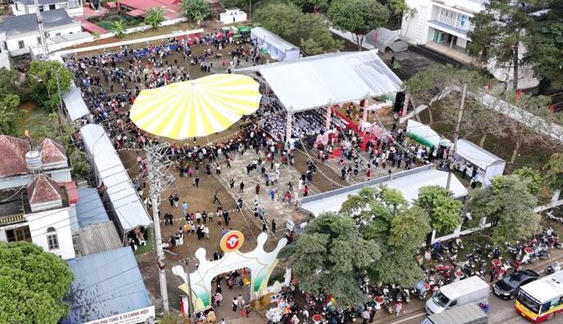 Hội thi Hoa hậu bò sữa Mộc Châu năm 2026 thu hút đông đảo người dân và du khách.