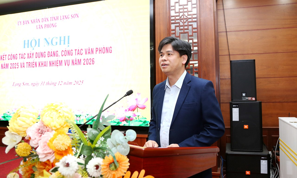 Đồng chí Nguyễn Văn Hà, Bí thư Đảng uỷ, Chánh Văn phòng UBND tỉnh phát biểu kết luận hội nghị