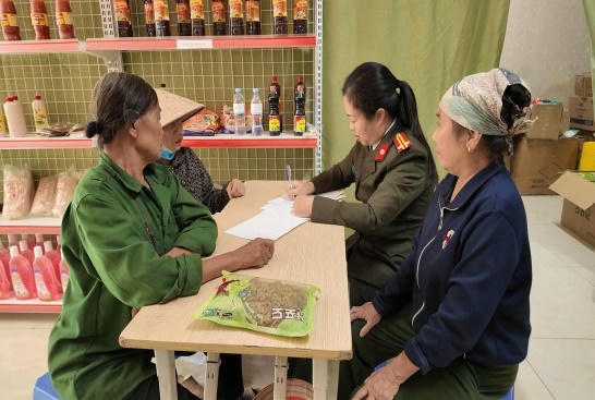 Cơ quan C&ocirc;ng an l&agrave;m việc với nhiều người d&acirc;n từng mua h&agrave;ng của C&ocirc;ng ty. Ảnh: C&ocirc;ng an TP H&agrave; Nội