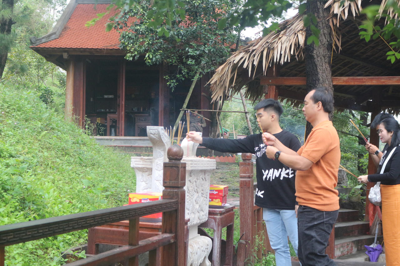 Người dân thành kính dâng hương, tưởng niệm Đại tướng Võ Nguyên Giáp tại Vũng Chùa - Đảo Yến.