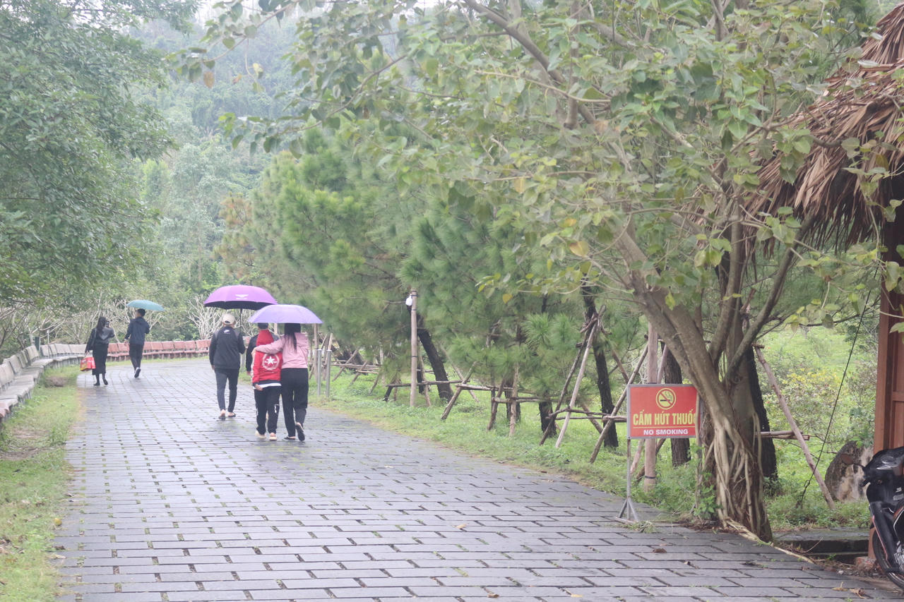 Người dân từ nhiều nơi về Vũng Chùa - Đảo Yến.. 