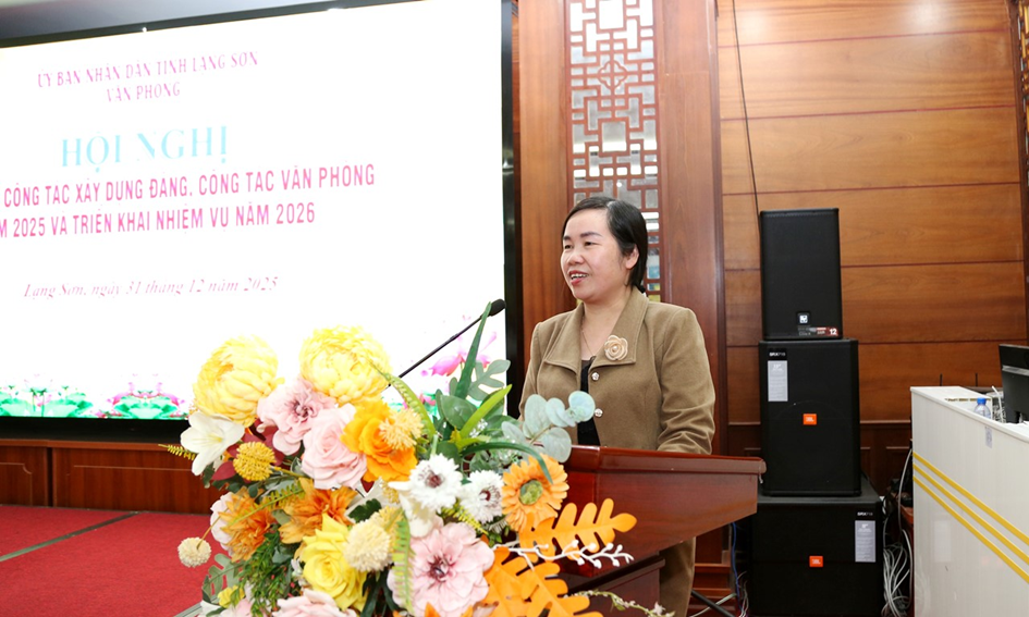 Lãnh đạo phòng Khoa giáo – Văn xã phát biểu ý kiến tại hội nghị.