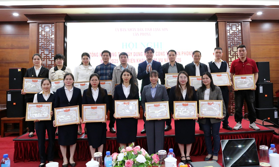 Đồng chí Nguyễn Văn Hà, Bí thư Đảng uỷ, Chánh Văn phòng UBND tỉnh trao Giấy khen của Văn phòng UBND tỉnh cho các cá nhân