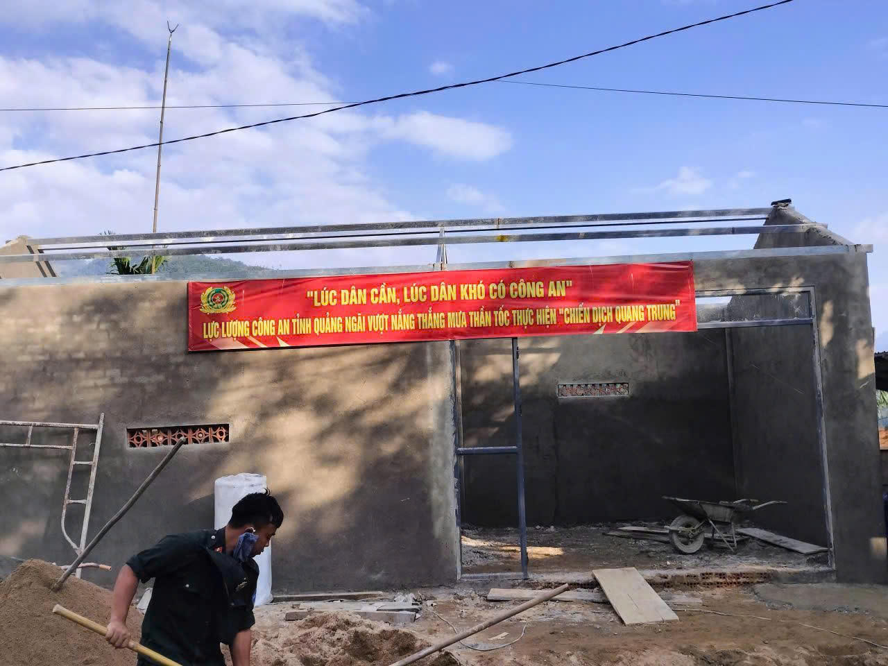 Lực lượng Công an tỉnh Quảng Ngãi khẩn trương thi công nhà ở cho người dân vùng thiên tai trong Chiến dịch Quang Trung.