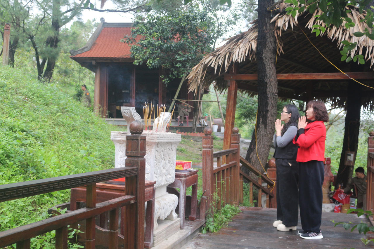 Người dân thắp hương tưởng niệm Đại tướng Võ Nguyên Giáp.. 