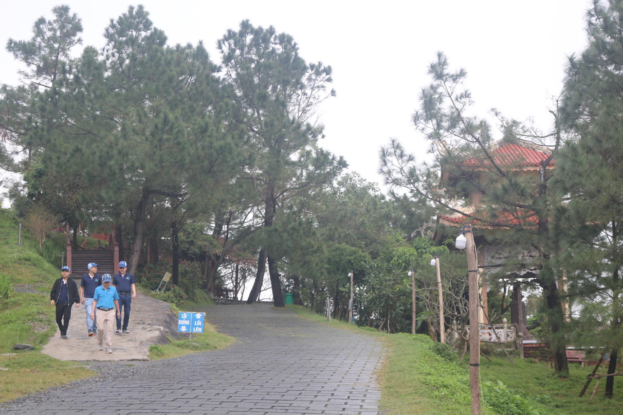 Nhiều gia đình lựa chọn Vũng Chùa - Đảo Yến là điểm đến đầu năm để bày tỏ lòng tri ân.