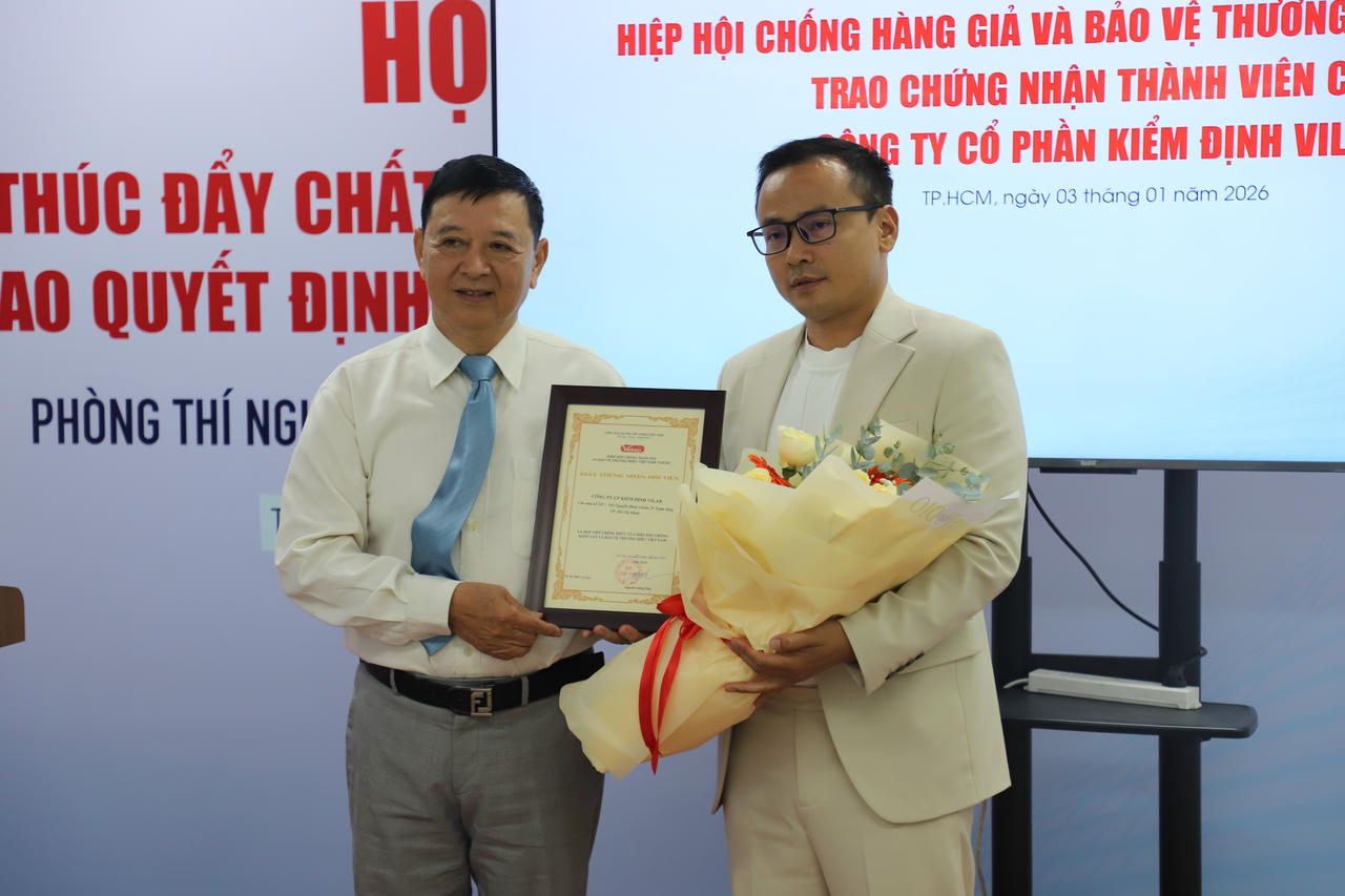 Ông Nguyễn Đăng Sinh – Chủ tịch Hiệp hội Chống hàng giả và Bảo vệ Thương hiệu Việt Nam(phải)