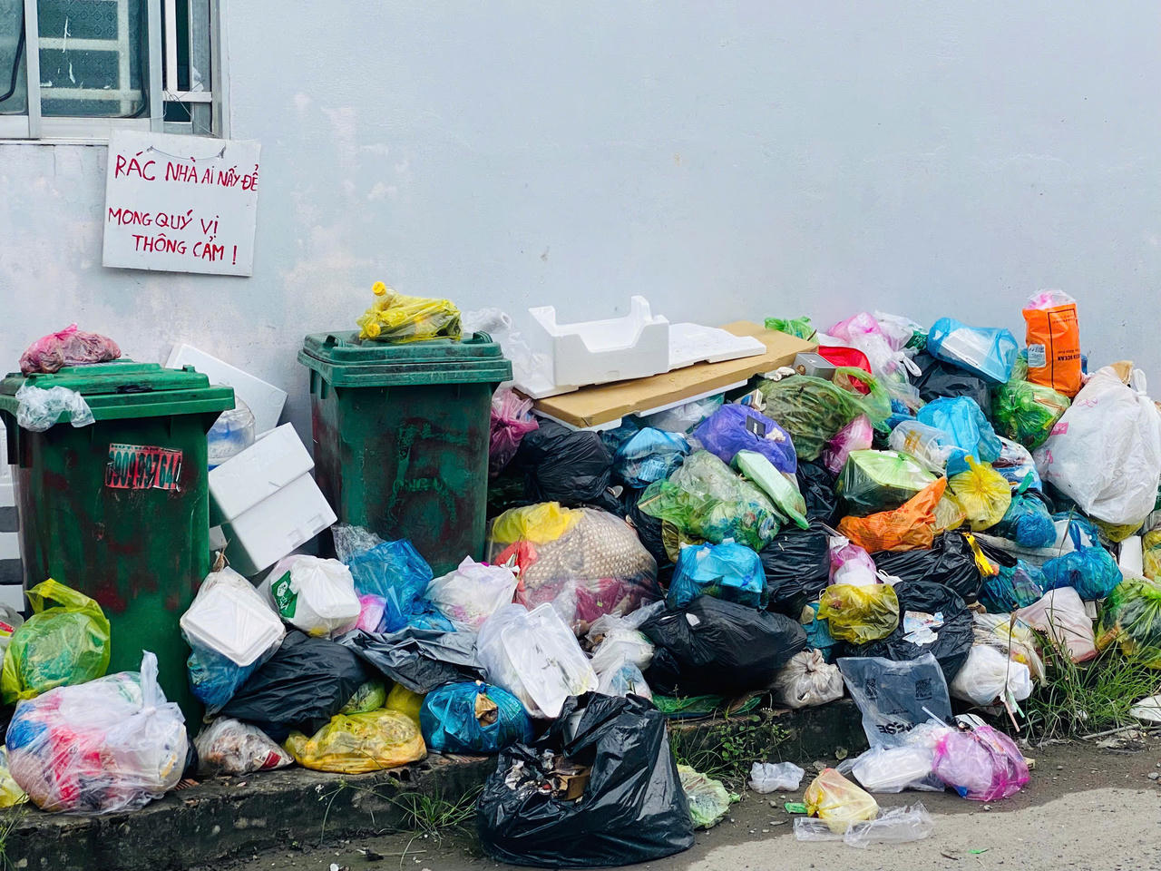 Do chậm trễ thu gom nên rác chất thành đống, gây hôi thối, ô nhiễm môi trường