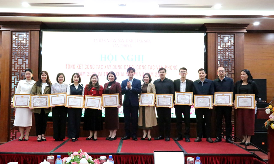 Đồng chí Nguyễn Văn Hà, Bí thư Đảng uỷ, Chánh Văn phòng UBND tỉnh trao Giấy khen của Đảng uỷ Văn phòng UBND tỉnh cho các cá nhân.