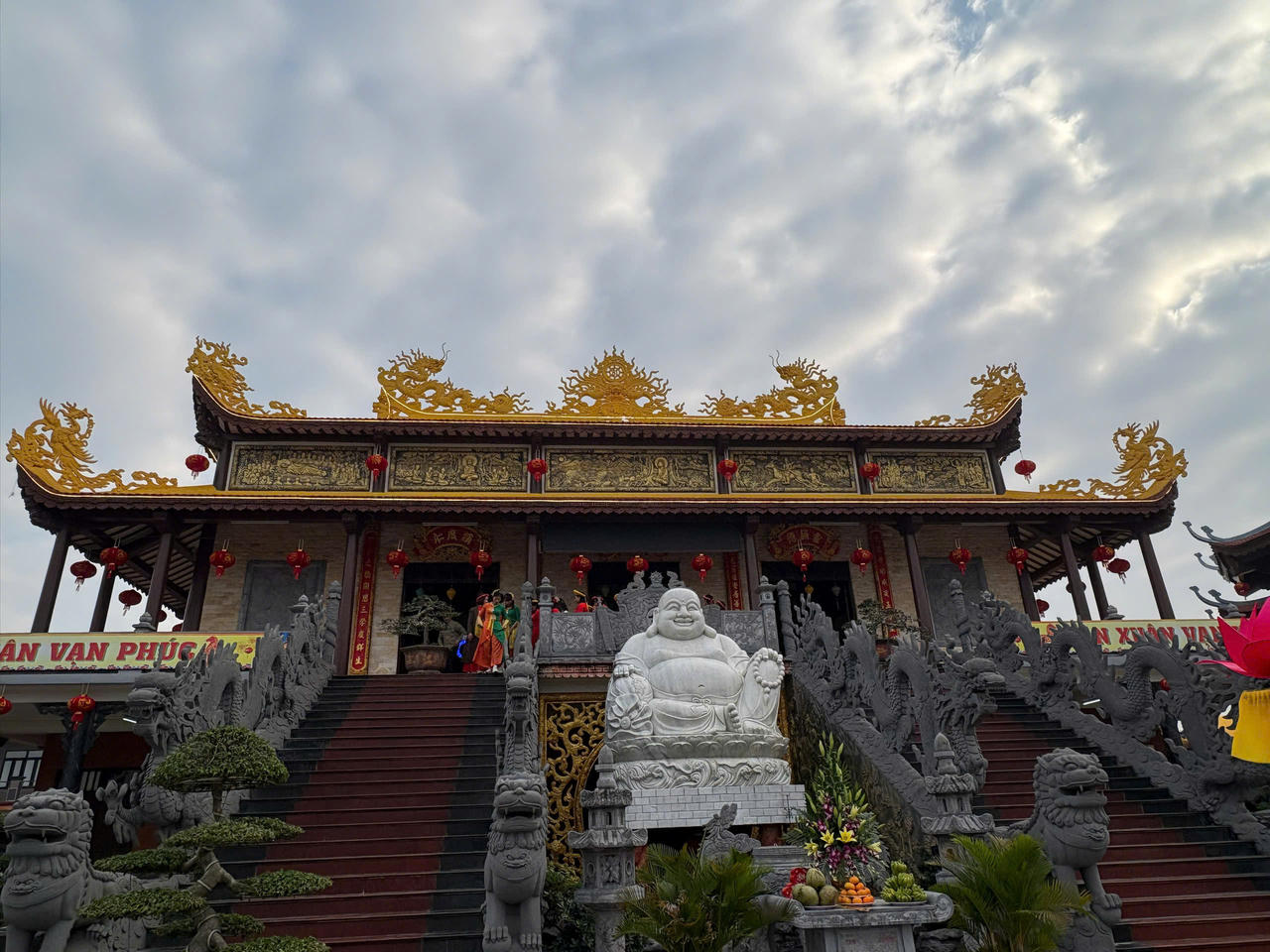 Chính giữa Tam Bảo điện là tượng Phật Di Lặc với khuôn mặt cười phúc hậu,