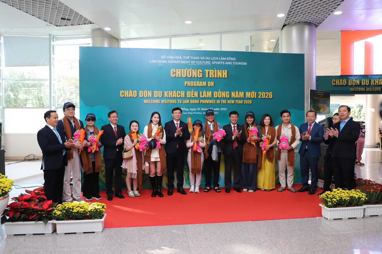 Lâm Đồng tổ chức chương trình chào đón du khách năm mới 2026 tại Cảng hàng không quốc tế Liên Khương.