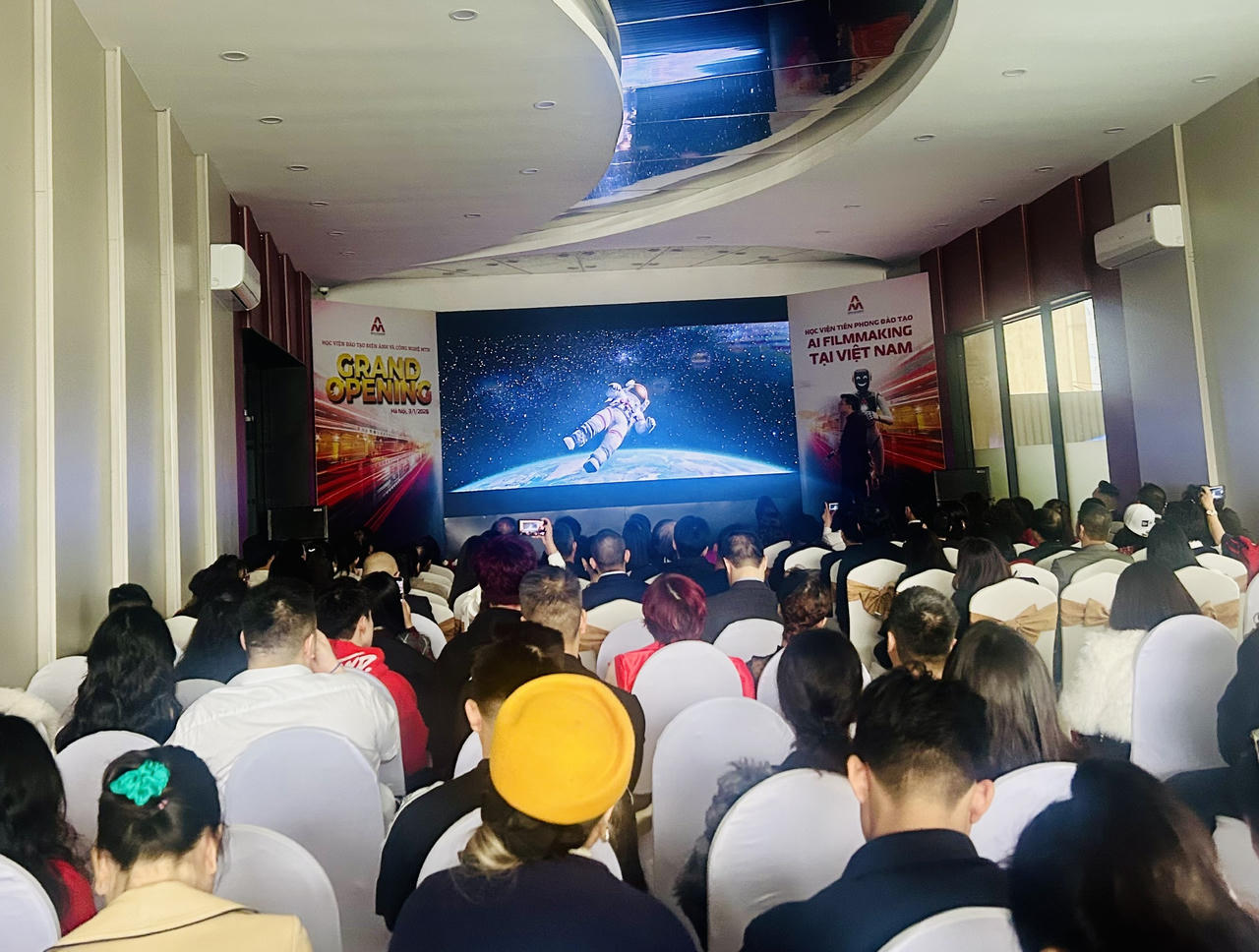 Định hướng tiên phong trong việc đưa trí tuệ nhân tạo (AI) vào đào tạo và sáng tạo nghệ thuật (ảnh T. D).