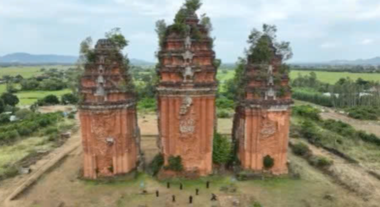 Hệ thống di tích tháp Chăm cổ kính là mảnh ghép quan trọng tạo nên chiều sâu văn hóa cho du lịch tỉnh nhà, bên cạnh các di sản như Bài Chòi và Hát Bội.